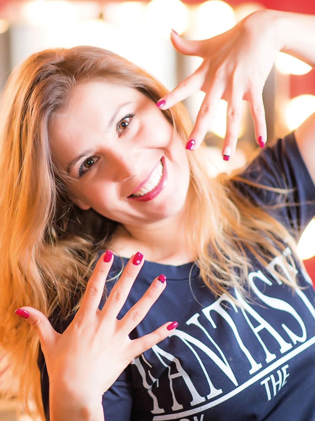 Alina, de Tus manos perfectas, sonriendo y mostrando sus uñas en el estudio