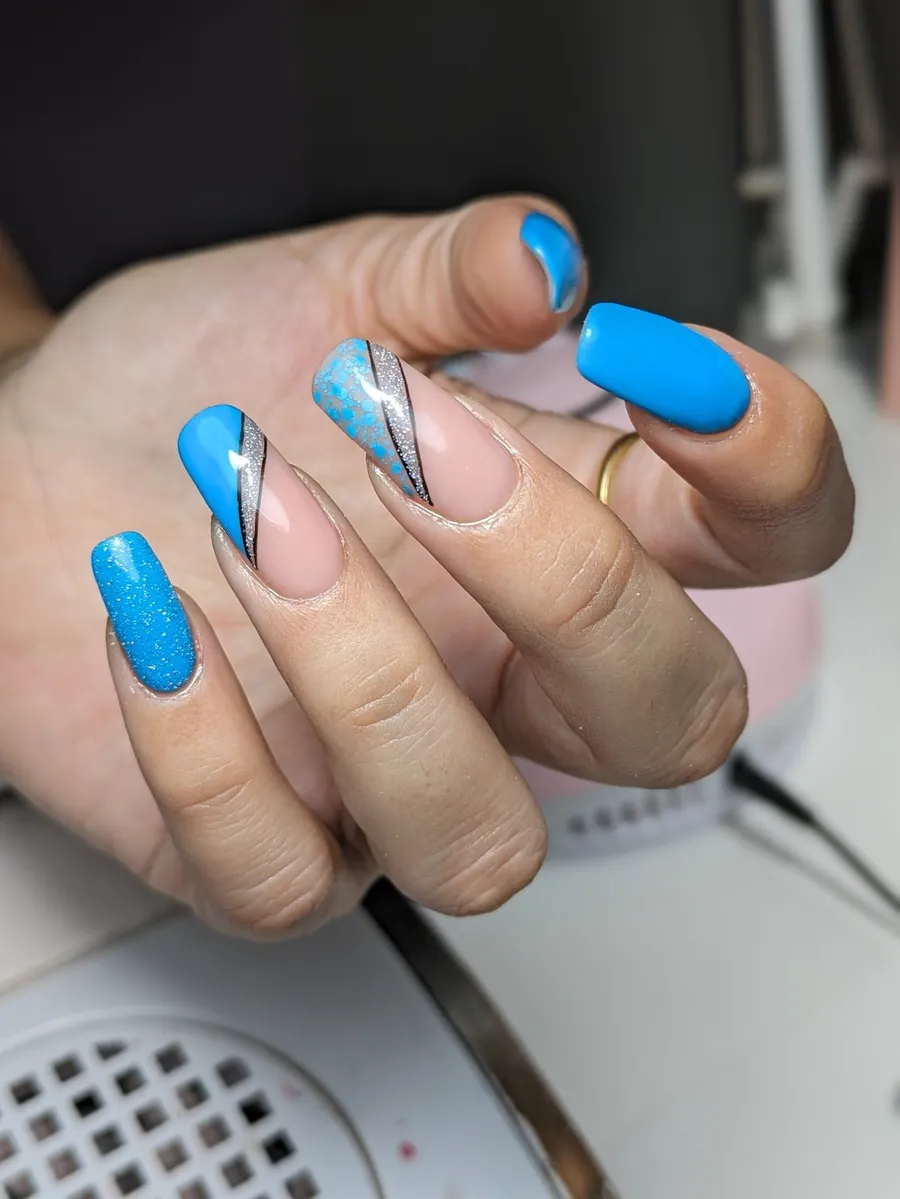 Esmaltado en azul cielo sobre uñas de forma cuadrada