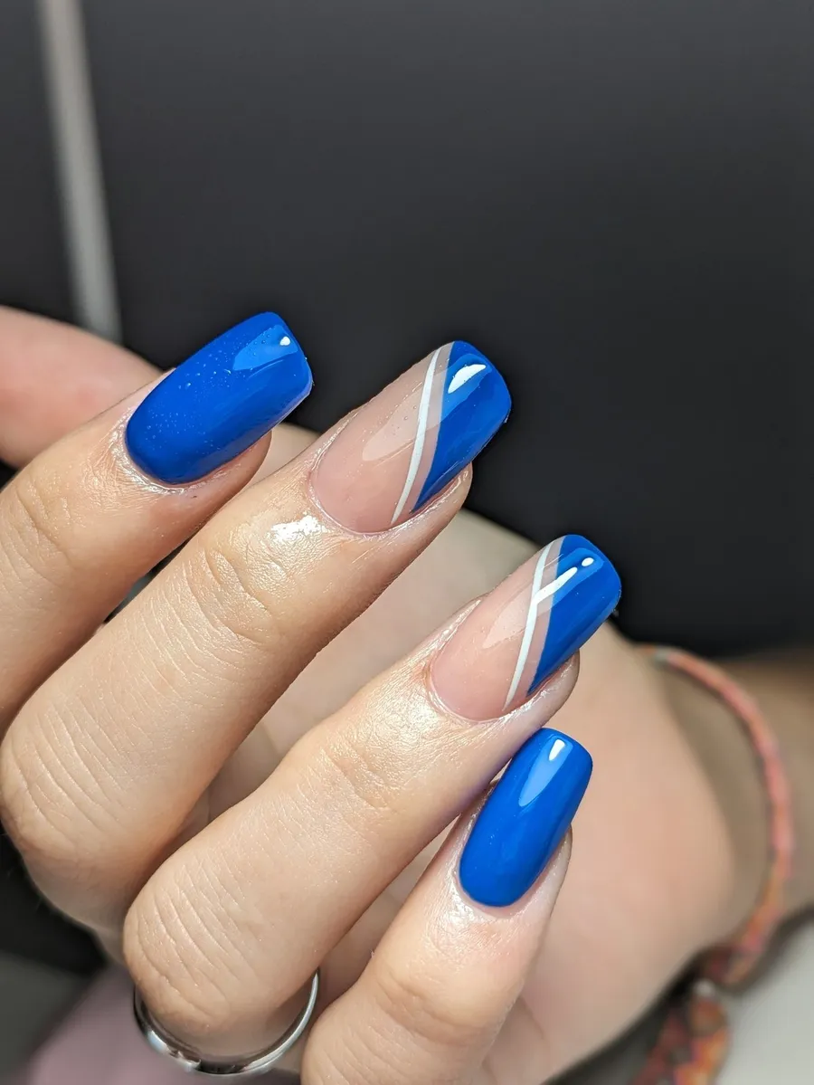 Uñas largas en azul eléctrico con acabado brillante