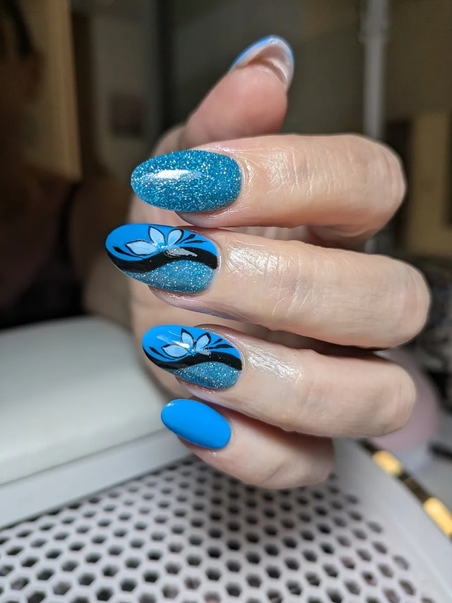 Diseño en azul con efecto marmoleado