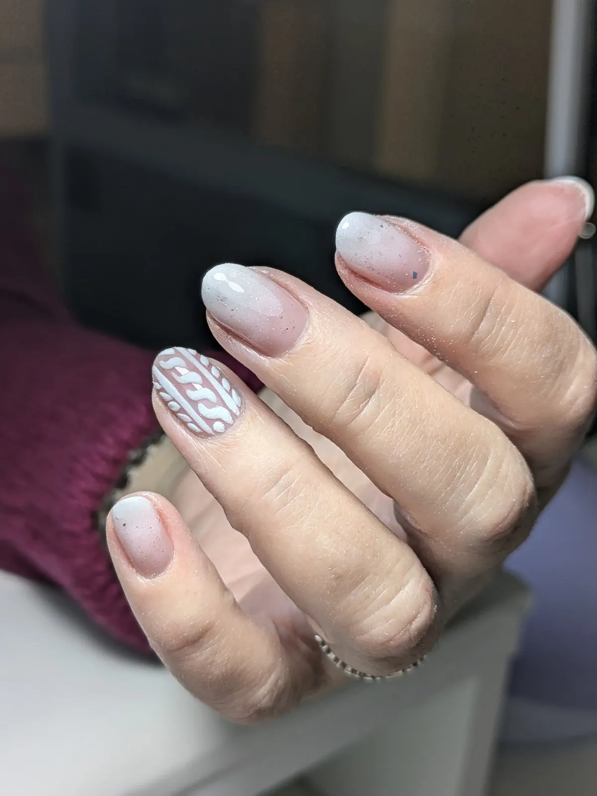 Manicura en blanco suave con detalle discreto, ideal para novia
