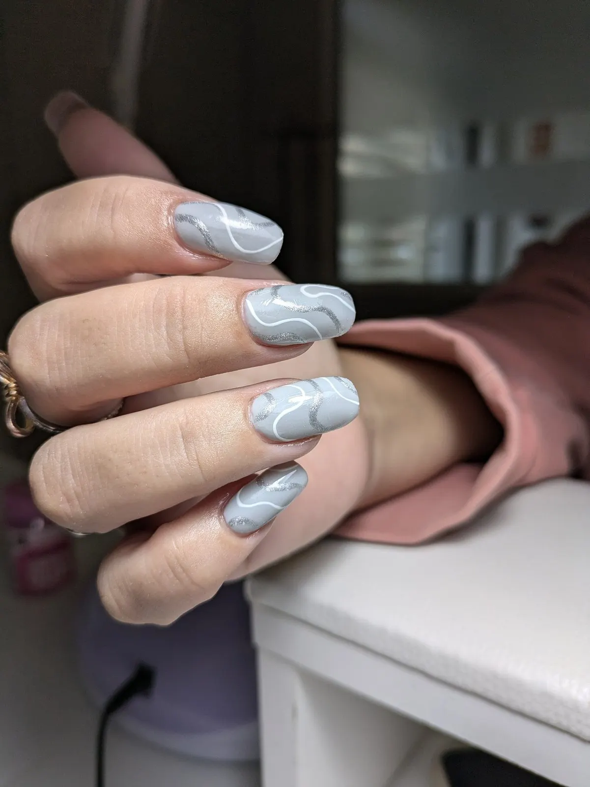Manicura en blanco perlado con acabado nacarado