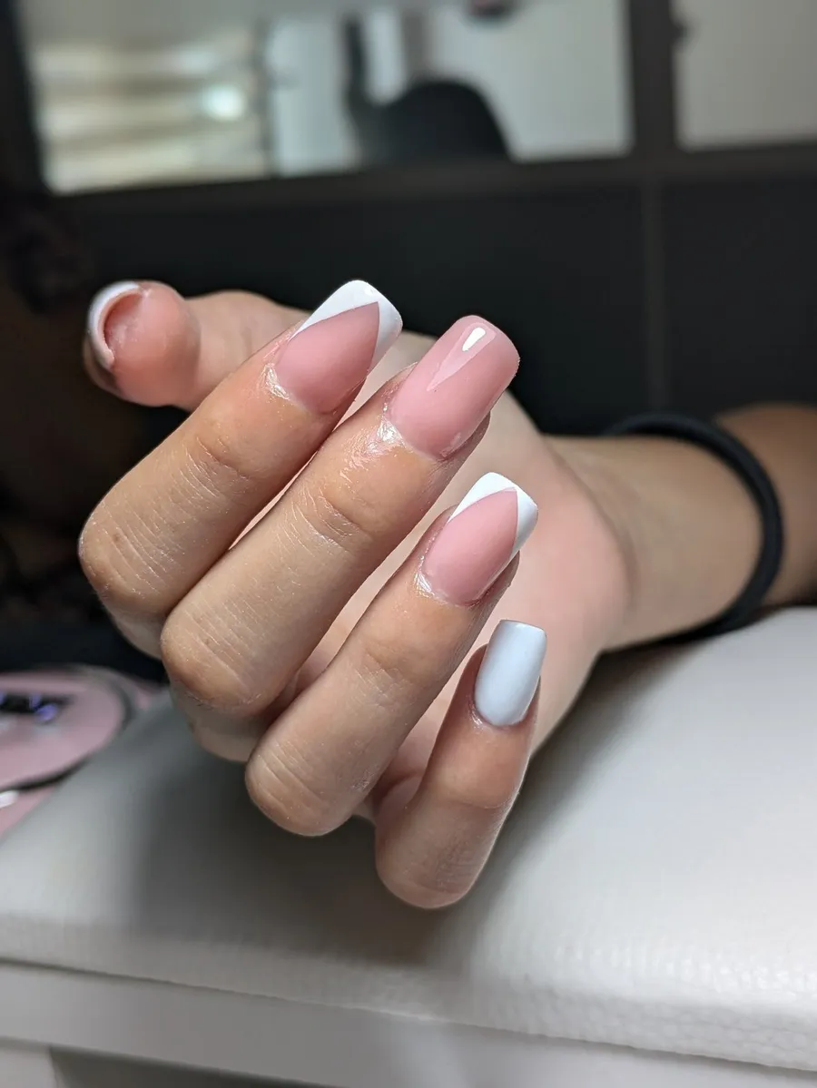 Manicura francesa en base rosa empolvado