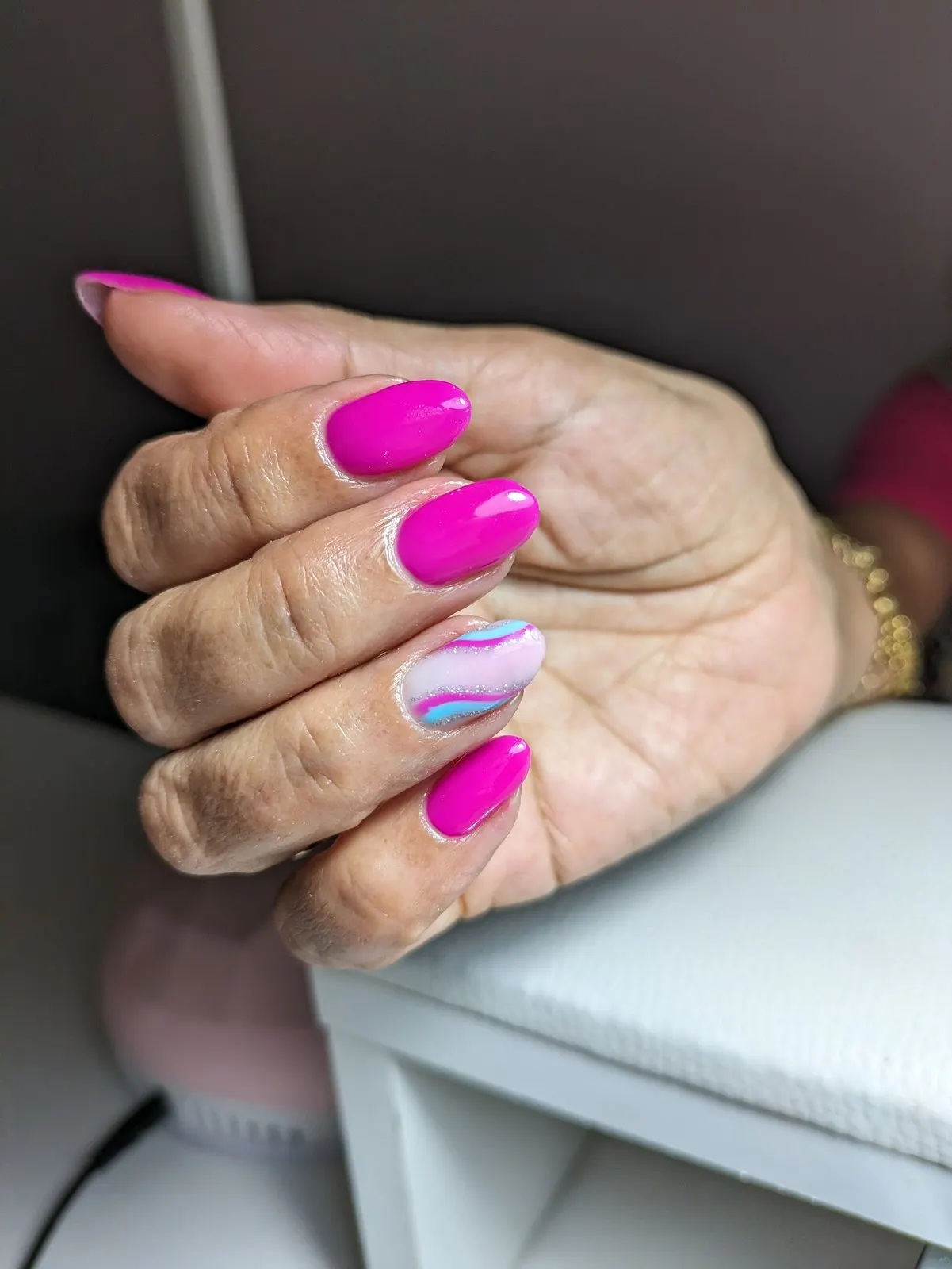 Uñas largas en fucsia con acabado brillante