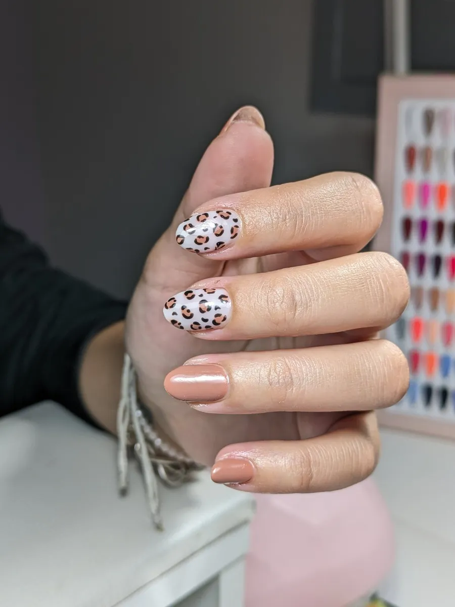 Diseño de uñas con estampado animal sobre base nude