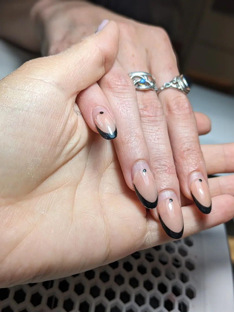 Uñas decoradas con diseño detallado pintado a mano