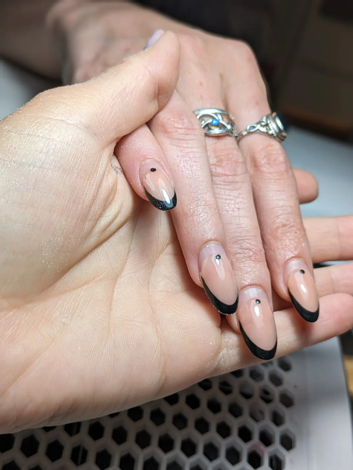 Uñas decoradas con diseño detallado pintado a mano