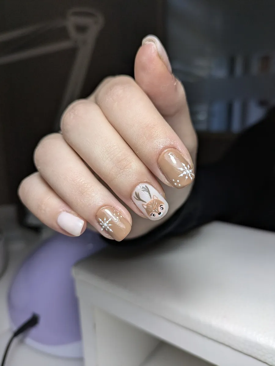 Nail art de temática invernal sobre base clara