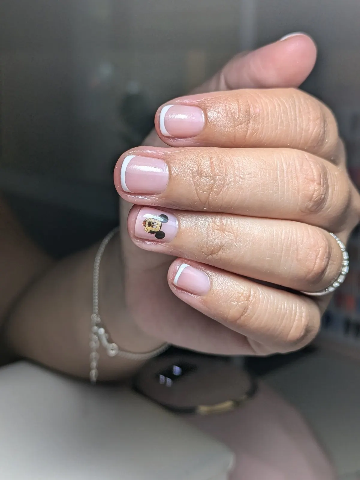 Manicura con diseño minimalista sobre base natural