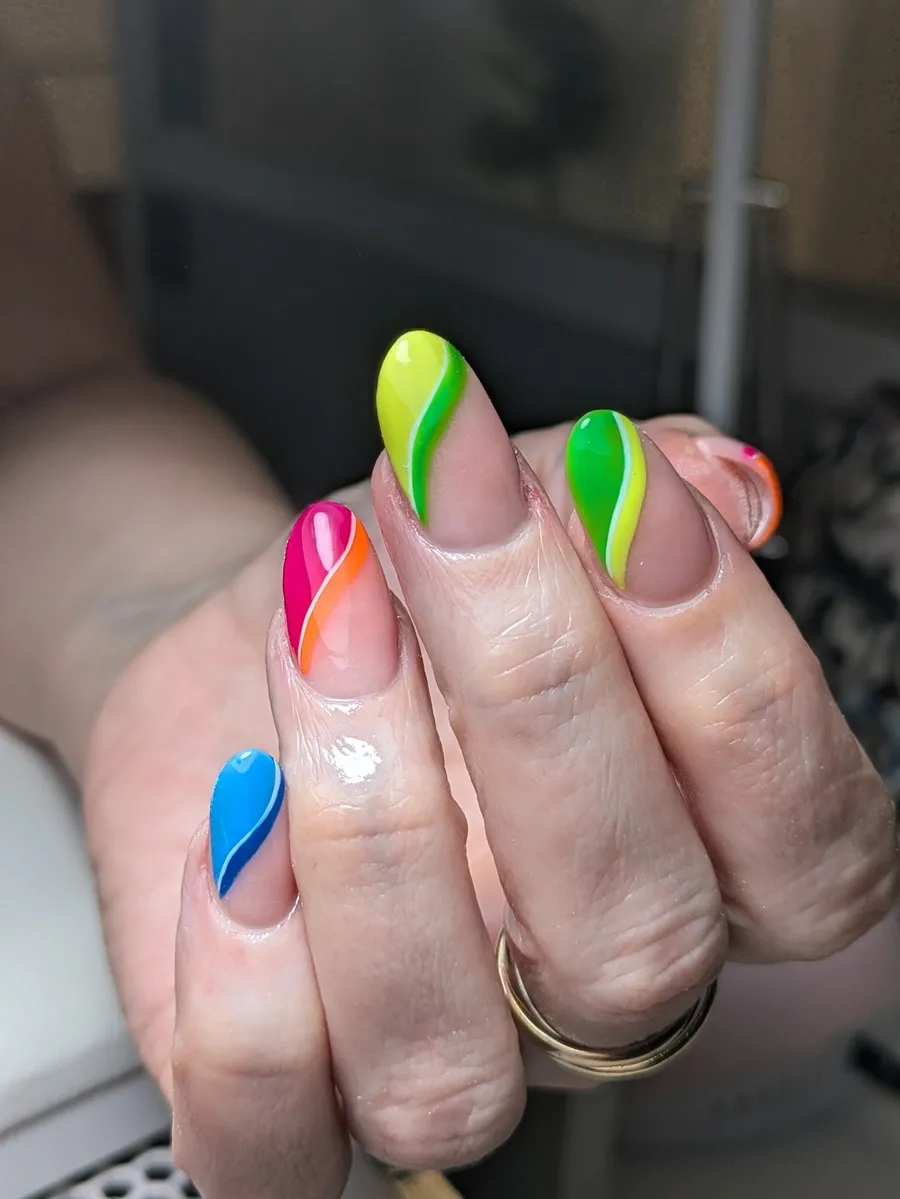 Uñas en colores neón combinados, una tonalidad por dedo