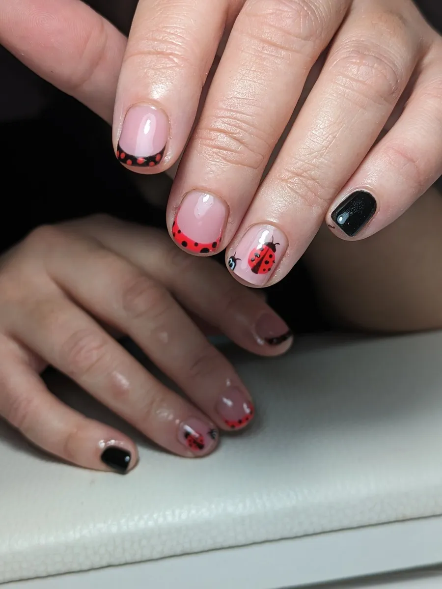 Manicura nude con una uña de acento en negro