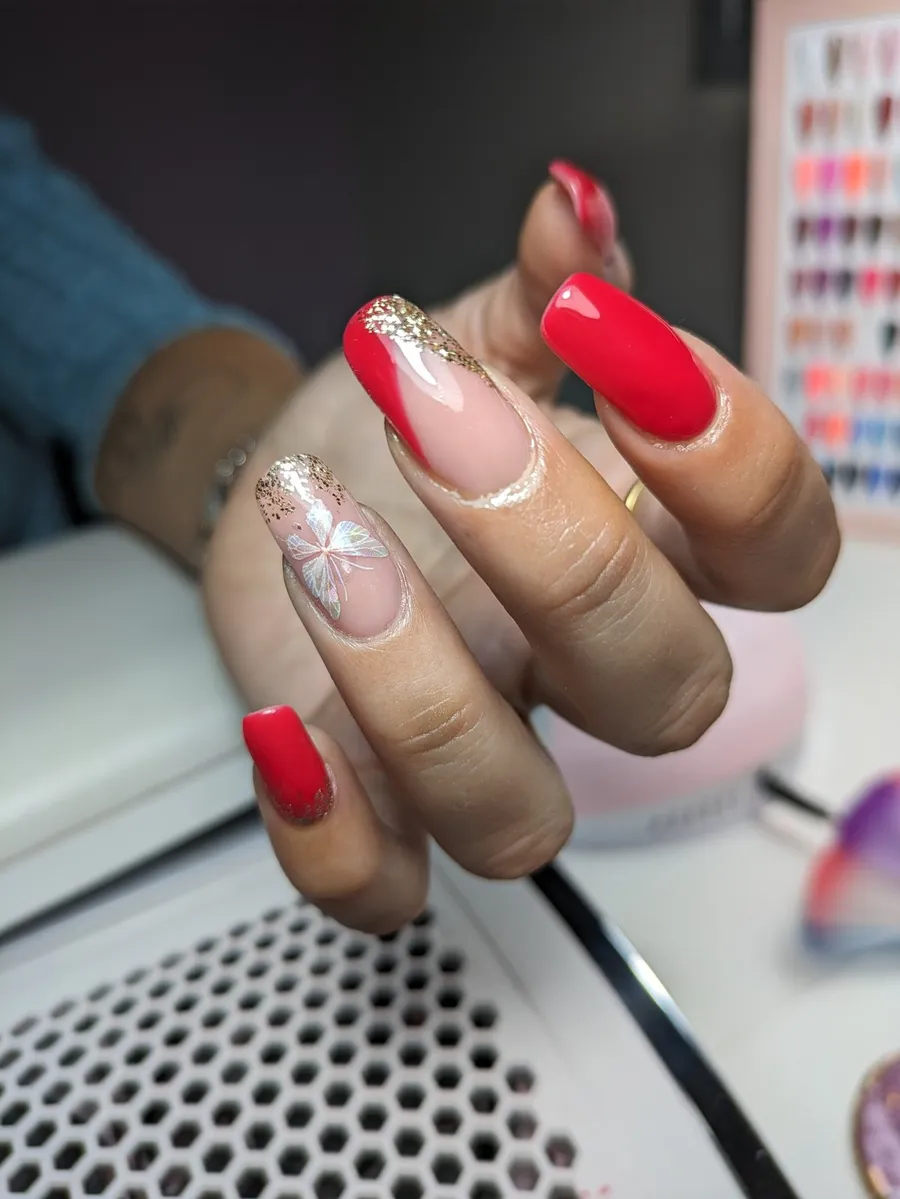 Uñas largas en rojo intenso con forma de almendra