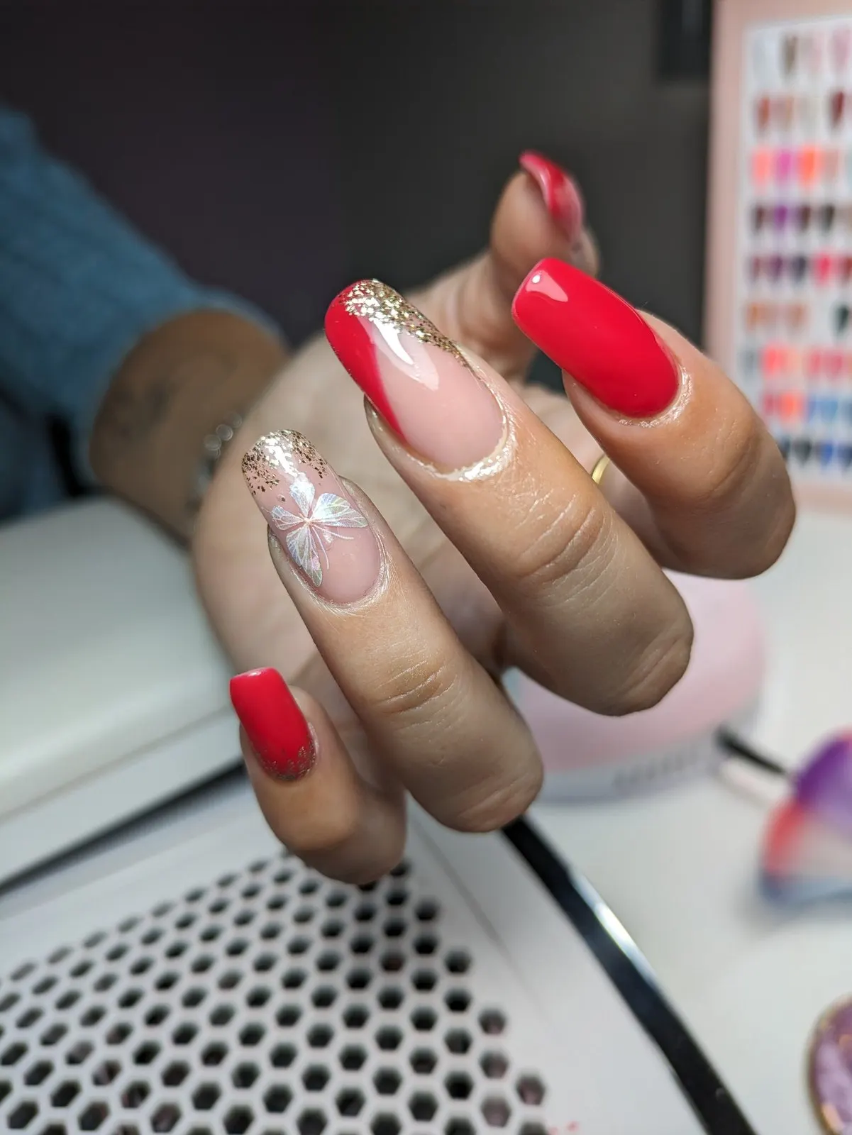 Uñas largas en rojo intenso con forma de almendra