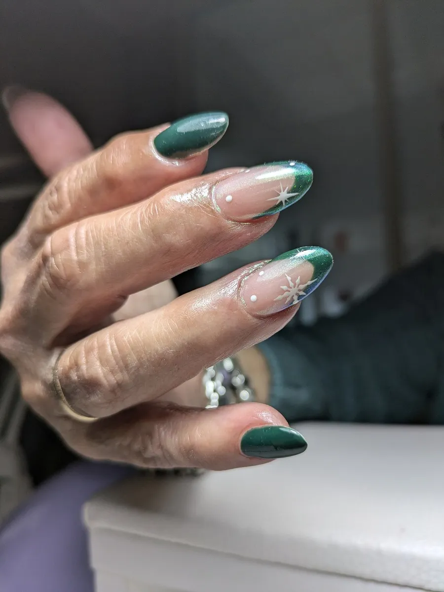 Esmaltado en verde agua sobre uñas largas